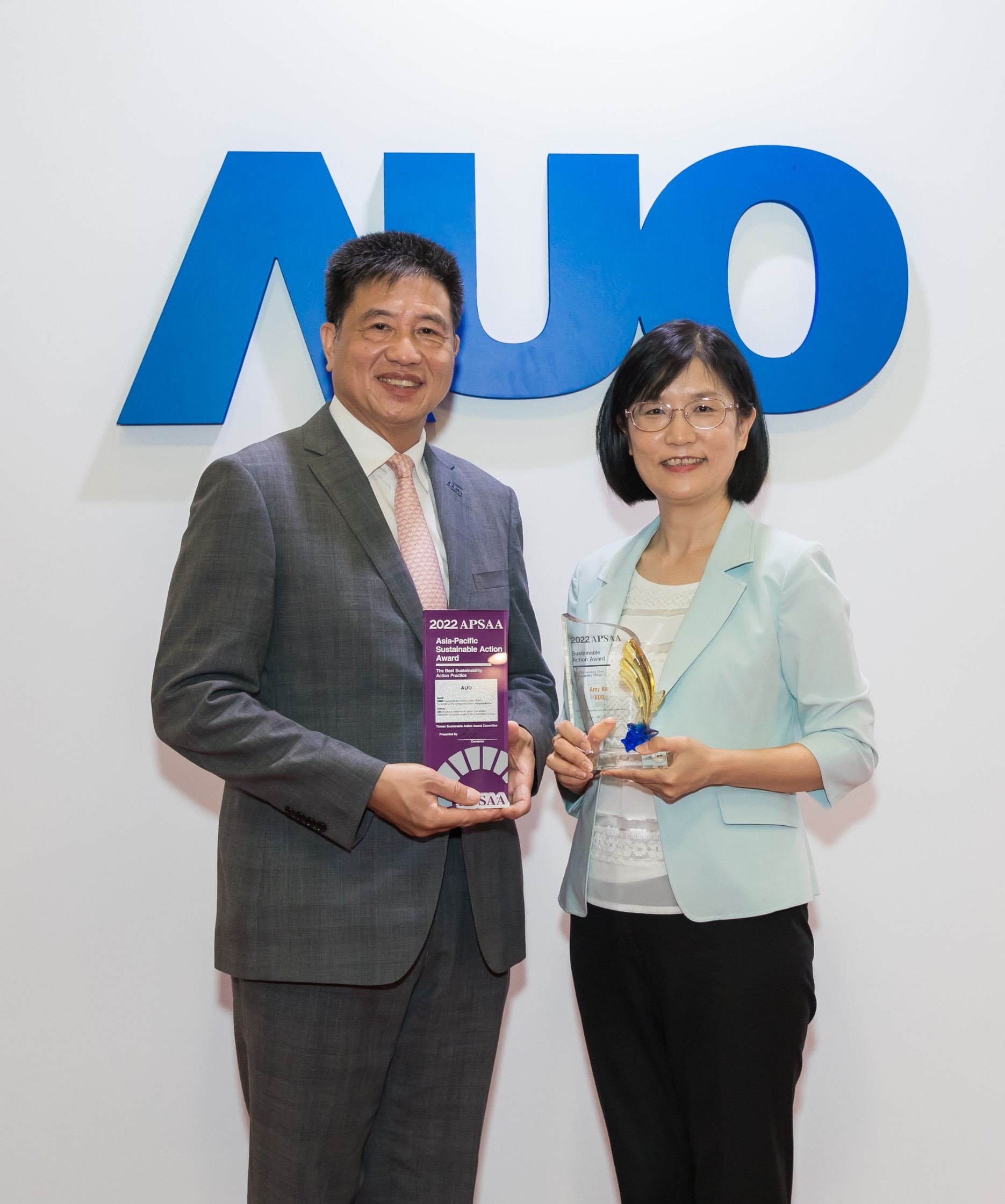 www.乐鱼长期垫筑永续远景的基石，透过ESG暨气候委员会逐步实践永续策略蓝图。其中，www.乐鱼光电永续长古秀华带领团队、制定中长期目标，缔造多面向亮眼表现，获得「顶尖永续长奖」的个人奖殊荣（左：www.乐鱼光电董事长暨执行长彭双浪，右：www.乐鱼光电永续长古秀华）