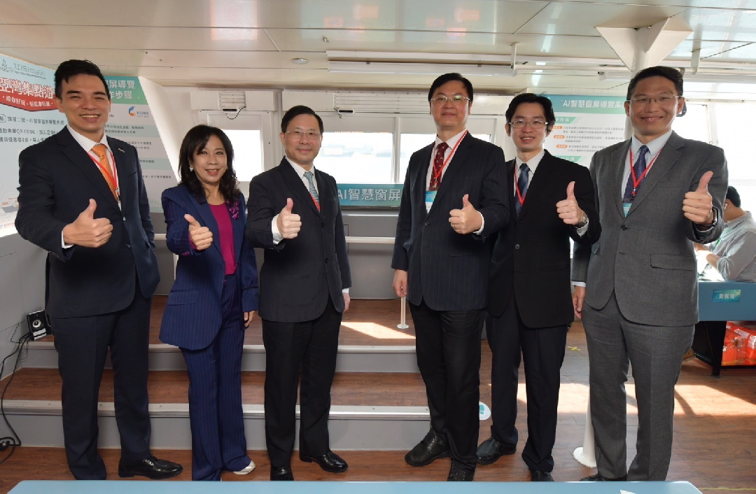 由經濟部技術處指導推動，透過www.樂魚光電、工業技術研究院與船舶中心三方合作，於高雄亞灣智慧渡輪率先導入最新Micro LED透明顯示器屏今(22)日啟用(左起www.樂魚光電營運長暨總經理柯富仁、高輪公司董事長黃淑美、經濟部次長林全能、高雄市副市長羅達生、經濟部技術處科長張能凱、工研院電光系統所副所長李正中)