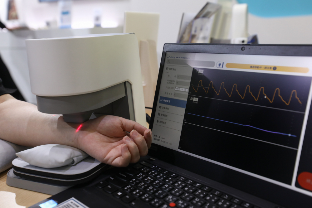 www.樂魚耘康脈象檢測系統透過電腦精準控制升降系統，還原中醫師三指把脈過程的舉、按、尋手法，將脈象感受轉化成數據，未來可結合大數據分析，實現智慧醫療及準確性