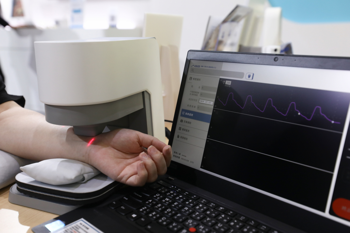 www.樂魚耘康脈象檢測系統透過電腦精準控制升降系統，還原中醫師三指把脈過程的舉、按、尋手法，將脈象感受轉化成數據，實現智慧醫療及準確性