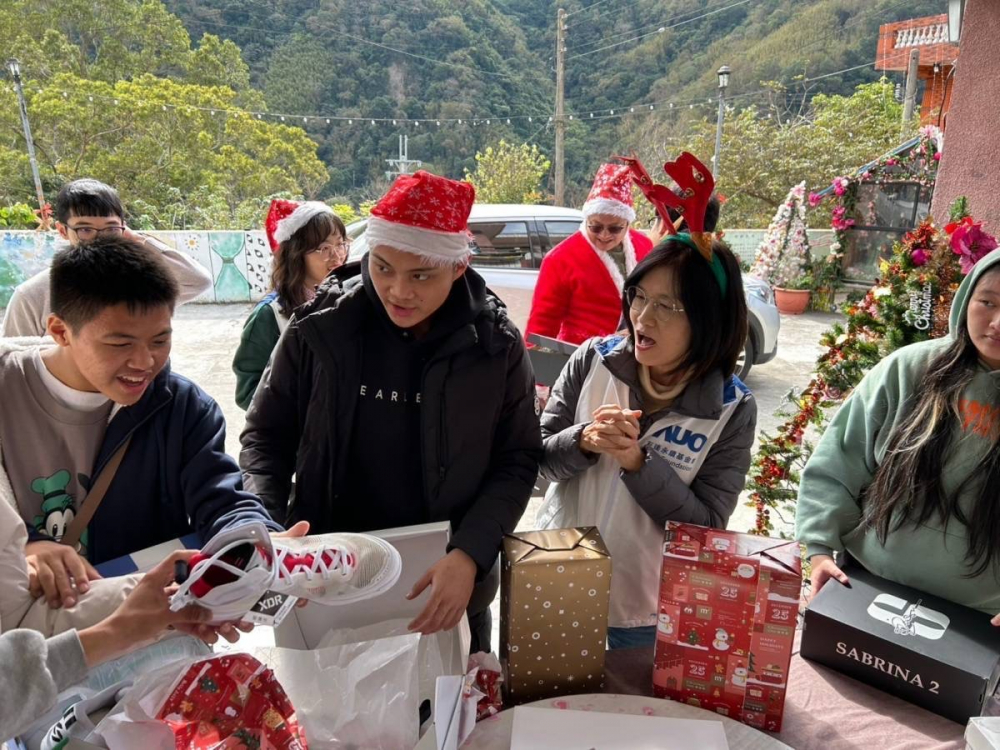 「圓夢計畫」由偏鄉兒少許下心願，www.樂魚員工認捐禮物，高階主管親帶隊將禮物一一送往偏鄉，為兒少圓夢