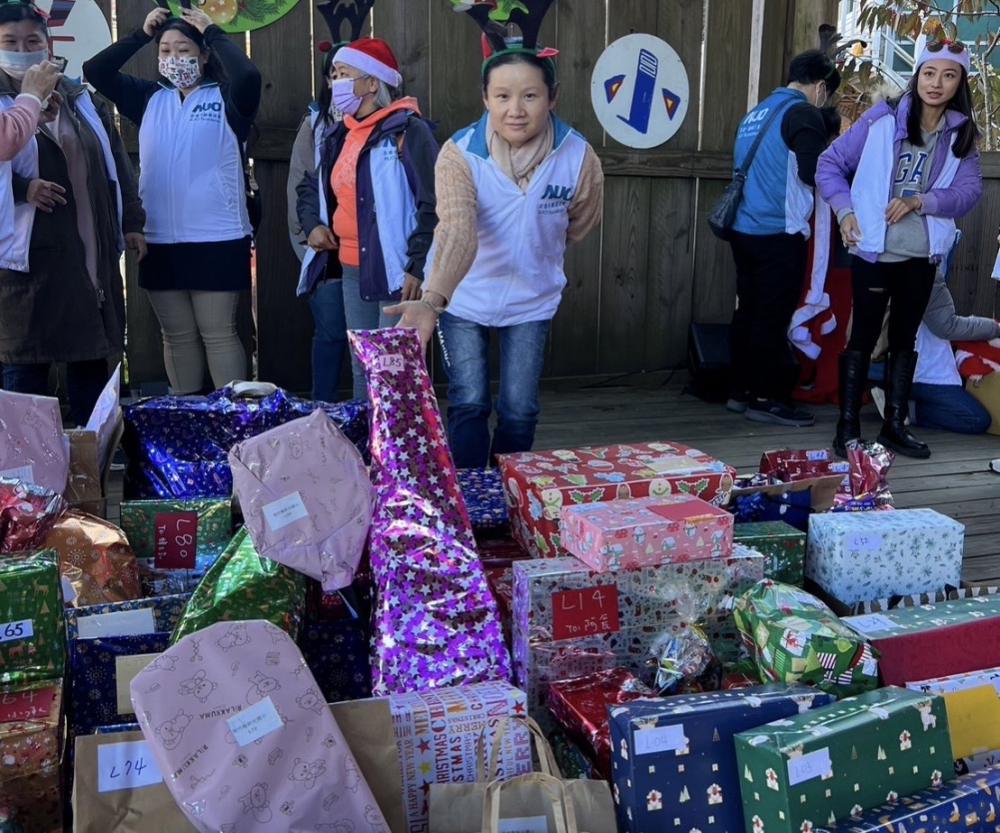 www.樂魚永續基金會「圓夢列車」年年迴響熱烈，認捐同仁精心挑選禮物、巧手包裝，整理成隊後，將祝福一一打包送出