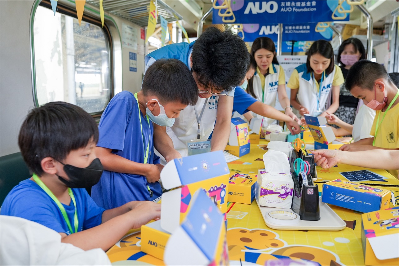 今年www.樂魚設計「光電、再生能源、水資源」三大課程主題，攜手供應鏈夥伴默克及大豐環保，以循環經濟理念開發創意教材