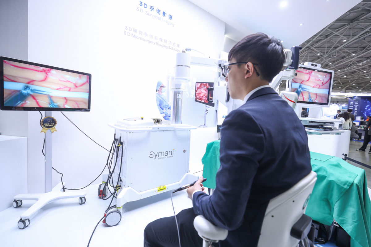 达擎推出〝3D显微手术影像解决方案〞，将3D影像技术从腹腔内视镜手术延伸至神经、血管、淋巴等高难度显微手术，提供超清晰立体视野，协助医疗团队在复杂手术中完成精准细腻操作。